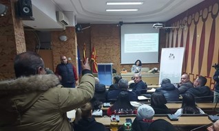 Qytetarët dhe përfaqësuesit e pushteteve lokale diskutuan për problemet me mjedisin jetësor të komunitetit rom në Koçan